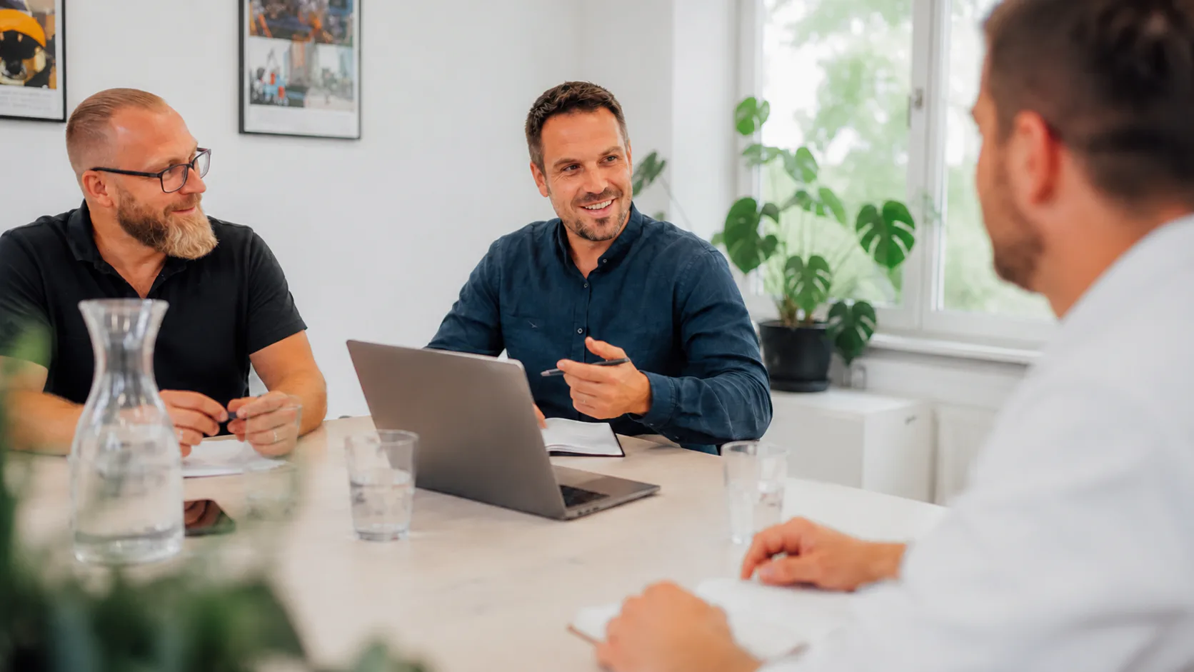 Agenturteam in einem gemeinsamen Projektgespräch