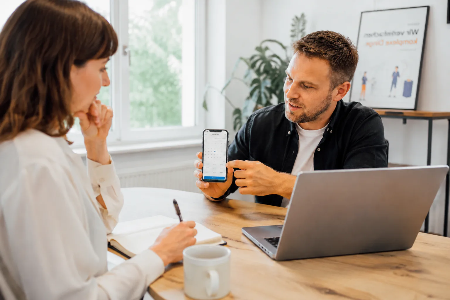 SaaS-Team erläutert eine Anwendung und deren Terminworkflow